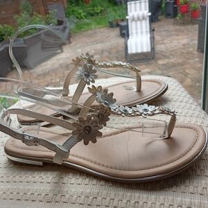 Primark Wide Fit Floral Beige Sandals.Size 7.Like New.